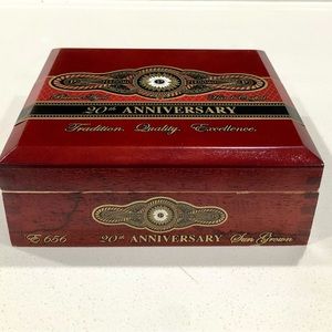 Empty Perdomo 20th Anniversary Epicure Sun Grown Hinged Lid Wooden Cigar Box